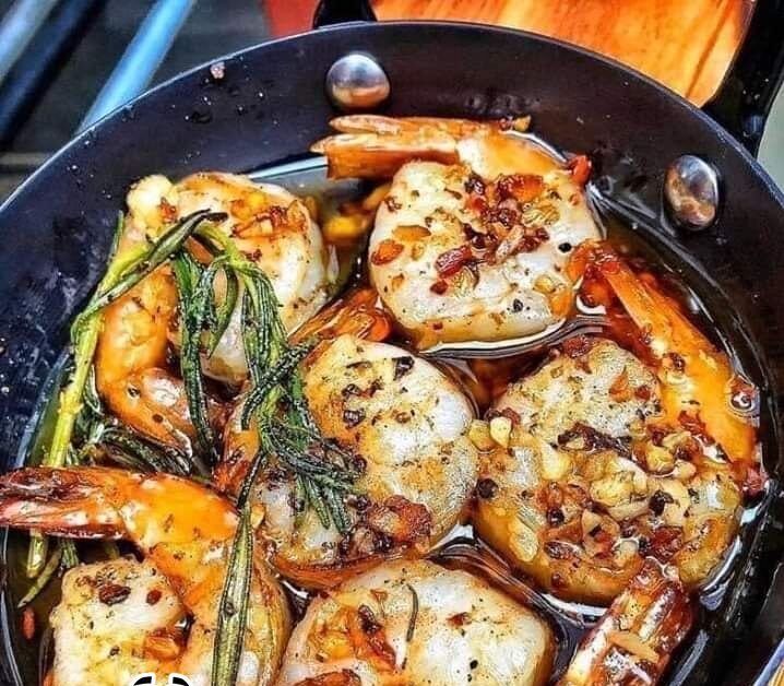 gambas sazonados con salsa picante y verduras restaurante cafeteria dan castellon