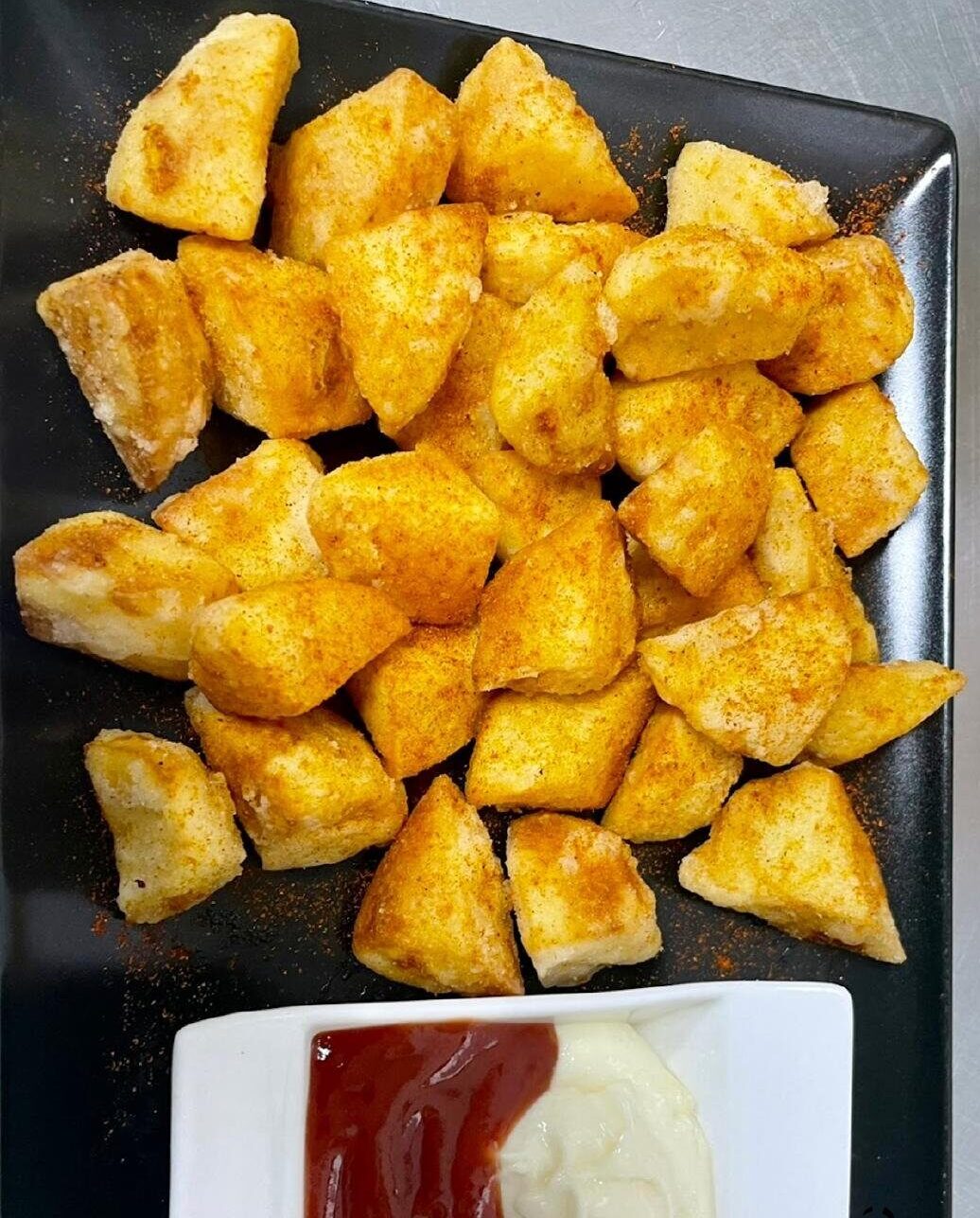 plato patatas bravas con ketchup y maionesa restaurante cafeteria dan castellon