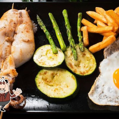 plato pechuga con verduras y huevos restaurante cafeteria dan castellon