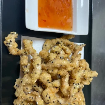 plato chipirones fritos crujiente con salsa restaurante cafeteria dan castellon