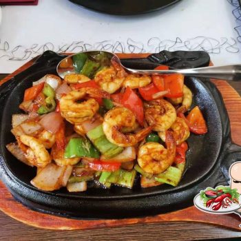 plato con gambas y verduras en Bandeja Quemada restaurante cafeteria dan castellon