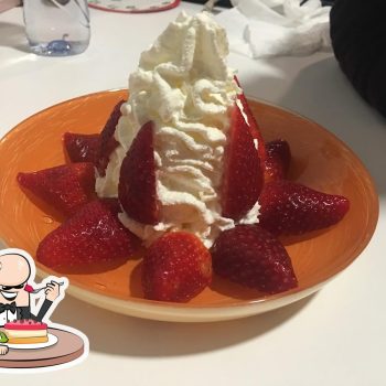Postre de fresa con crema batida restaurante cafeteria dan castellon
