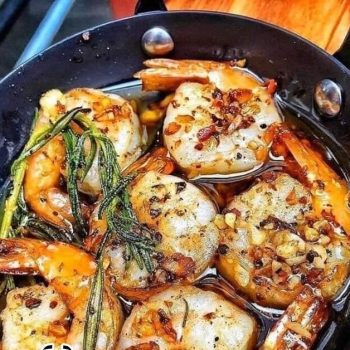 gambas sazonados con salsa picante y verduras restaurante cafeteria dan castellon