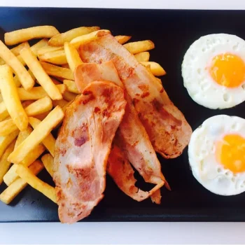 plato almuerzos patatas con bacon y huevos restaurante cafeteria dan castellon